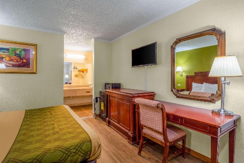 Rodeway Inn & Suites Fort Jackson image 1