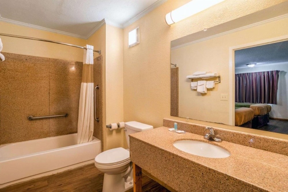 Rodeway Inn & Suites Fort Jackson Image 35