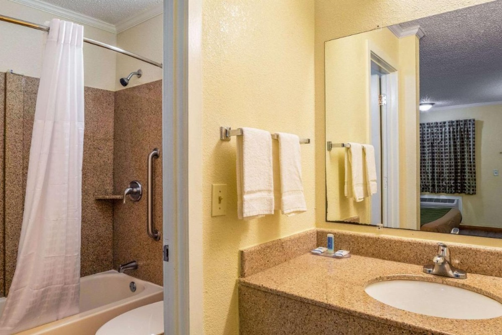 Rodeway Inn & Suites Fort Jackson Image 40