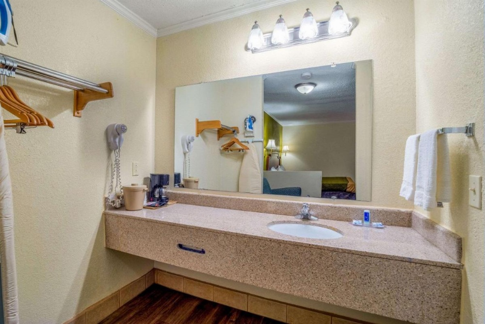 Rodeway Inn & Suites Fort Jackson Image 46