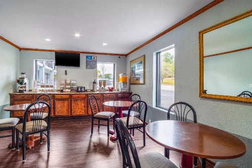 Rodeway Inn & Suites Fort Jackson image 48